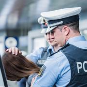 Die Bundespolizei ermittelt gegen eine 45-Jährige wegen Gewalt im Zug und am Bahnhof in Geltendorf.