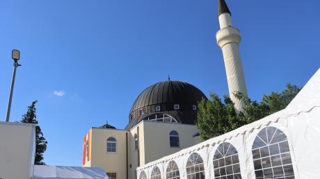 Einige Zelte stehen schon auf dem Platz vor der Moschee in Lauingen. Am Freitag geht dort die Kermes los. 
