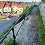 Der Fußweg zwischen Touris-Info und Burgwehr ist derzeit noch gesperrt. Jetzt wird der Anhang gesichert.