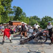 Die Highlander machen den Platz mit den historischen Kanonen auf Schloss Scherneck bei den "Historischen Tagen" zur Theaterbühne.