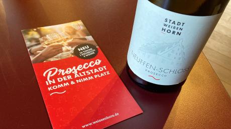 Ein Weißenhorner Prosecco, ein Grauburgunder und ein Roséwein mit eigenen Etiketten sind beim neuen gastronomischen Angebot in der Fuggerstadt erhältlich.