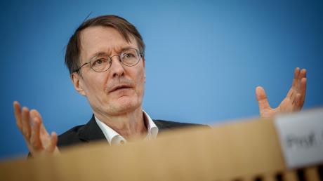 SPD-Gesundheitsminister Karl Lauterbach stellt die Krankenhausreform in der Bundespressekonferenz vor.