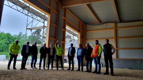 Landrat Hans Reichhart mit den zuständigen Baufirmen und KAW-Leiter Anton Fink bei der Baustellenbesichtigung des neuen Abfall- und Wertstoffzentrums Burgau.