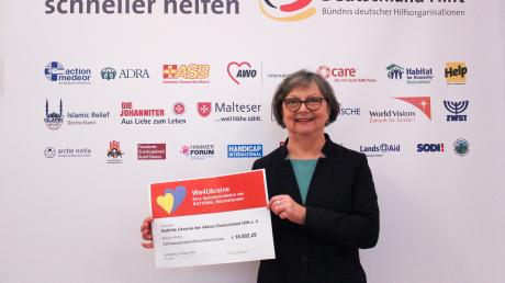 Manuela Roßbach ist Gründerin von „Aktion Deutschland Hilft“ und freute sich nach der Spendenaktion bei Rational über den Scheck.
