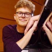Elias Smalko fühlt sich am Flügel ganz besonders wohl. Er überzeugte beim Bundeswettbewerb "Schulpraktisches Klavierspiel" als Gesamtsieger.