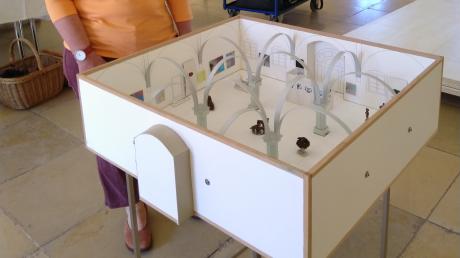 Für ihre Ausstellung im Rathausfletz hat sich Künstlerin Barbara Legde extra ein kleines Modell gebaut.