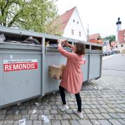 Daniela Böhm entsorgt Altpapier und Pappe an der frei zugänglichen Containersammelstelle am Inselbad in Landsberg.