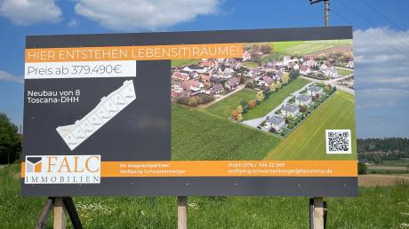 Einer Änderung der geplanten Häuserstruktur im Ortsteil Hausen lehnt der Gemeinderat Villenbach im Moment ab. Die Immobilienfirma beklagt, dass sie so derzeit keine Häuser verkaufe.