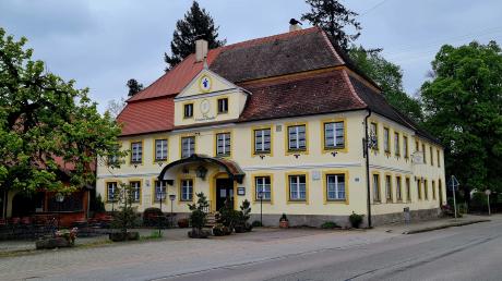 Das Gasthaus Zur blauen Traube in Obenhausen lockt Freunde kroatischer Küche an. Auch ein Blick auf die Fassade lohnt sich – Architekt Gabriel Seidl von hat das Gebäude entworfen.