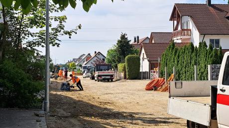 Aktuell ist im Pouzauges Ring in Meitingen eine Großbaustelle, die noch bis Juli andauern könnte. Die Schlacke wurde entfernt, auch Wasser- und Kanalleitungen wurden saniert.