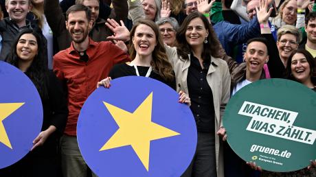 Terry Reintke (M), Spitzenkandidatin der Grünen bei der Europawahl, steht zum Auftakt des Europawahlkampfes ihrer Partei mit einem europäischen Stern vor dem Eurogress.