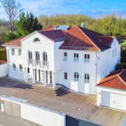 Für 3,5 Millionen Euro steht in Ingolstadt aktuell diese Villa zum Verkauf. Dafür gibt es 591 Quadratmeter Wohnfläche und eine Tiefgarage mit 15 Stellplätzen.