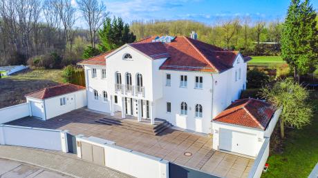 Für 3,5 Millionen Euro steht in Ingolstadt aktuell diese Villa zum Verkauf. Dafür gibt es 591 Quadratmeter Wohnfläche und eine Tiefgarage mit 15 Stellplätzen.
