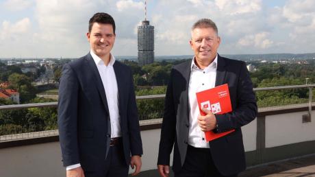 Simon del Rosso und Norbert Bill (von links) sind für die Investment- und Gewerbe-Immobilien des ImmobilienCenter der Stadtsparkasse Augsburg zuständig und helfen gerne weiter.	