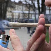 Trotz der Cannabis-Teillegalisierung ist das Kiffen an vielen Orten in Augsburg verboten.                                        