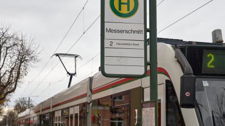 Die Schilder an der Haltestelle "Messerschmitt" in Haunstetten werden ausgetauscht, wenn im Dezember die Umbenennung kommt.