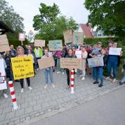 "Kein Kind allein": Eltern demonstrierten am Mittwochabend vor dem Sitzungssaal des Marktgemeinderats für mehr Betreuungsplätze in  Kaufering.