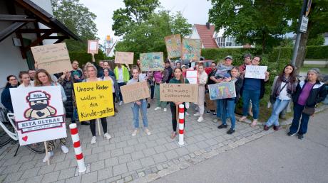 "Kein Kind allein": Eltern demonstrierten am Mittwochabend vor dem Sitzungssaal des Marktgemeinderats für mehr Betreuungsplätze in  Kaufering.