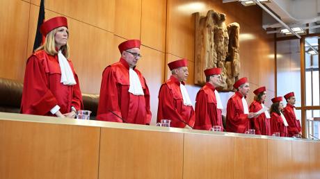 Die letzte juristische Instanz in Deutschland: Der Erste Senat des Bundesverfassungsgerichts verkündet ein Urteil zum Anfechten von Vaterschaften. 