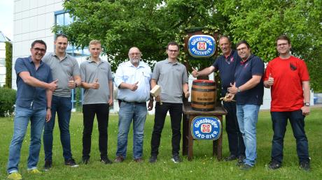 Brauereichef Georg Bucher (links) hat die Preise für den Maibaumwettbewerb gesponsert. 