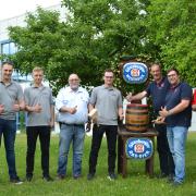 Brauereichef Georg Bucher (links) hat die Preise für den Maibaumwettbewerb gesponsert. 