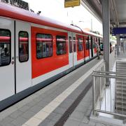 In der S-Bahn nach Geltendorf wurde ein junges Paar von einem bislang unbekannten Täter angegriffen.