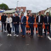 Das Band wird durchschnitten: Am Freitag haben    die Beteiligten an der Neugestaltung der Holzheimer Ortsdurchfahrt die Straße offiziell für den Verkehr freigegeben. 