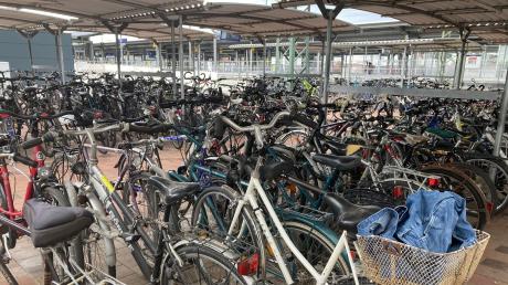 Ein Unbekannter hat am Donauwörther Bahnhof ein Fahrrad gestohlen.