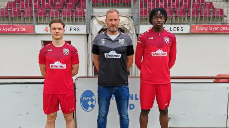 Ein Neuzugang und ein Verlängerer beim TSV Rain: Das bild zeigt (von links) Paulo Sostaric, Sportlicher Leiter Jürgen Meissner und Marc Sodji.
