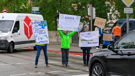 Mit Plakaten machten die Omas for Future in Landsberg auf die Europawahl am 9. Juni aufmerksam. 