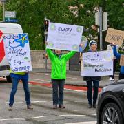 Mit Plakaten machten die Omas for Future in Landsberg auf die Europawahl am 9. Juni aufmerksam. 