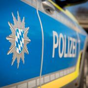 Die Polizei Bad Wörishofen sucht einen Täter, der in Rammingen einen Baum angebohrt und "vergiftet" hat. (Symbolfoto)