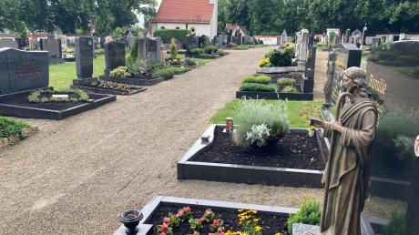 Im Friedhof in Wertingen sind an manchen Orten bereits leere Flächen entstanden, die nicht mehr als Grab genutzt werden. Der Stadtrat beschloss, dass dort Bäume gepflanzt und Sitzmöglichkeiten geschaffen werden sollen. 