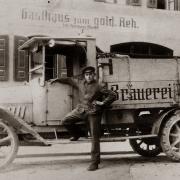 Michael Wiedemann mit dem ersten Lastwagen der Brauerei Scheible in den frühen 1920er Jahren in Nördlingen.