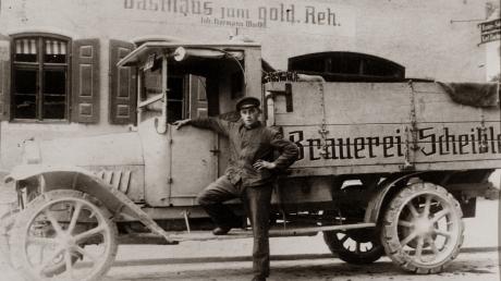 Michael Wiedemann mit dem ersten Lastwagen der Brauerei Scheible in den frühen 1920er Jahren in Nördlingen.