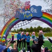 Buntes Konfetti und große Freude: Der Peppa Pig Park in Günzburg ist fertig. 