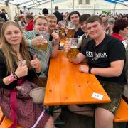 Der Donnerstag vor dem Pfingstwochenende bedeutet in Baar: Das Unterbaarer Brauereifest wird eröffnet. Zahlreiche Besucherinnen und Besucher genossen den Auftakt.
