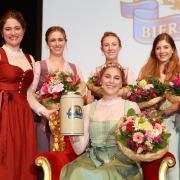 Die ehemaligen Bayerischen Bierköniginnen gratulieren der neuen Amtsinhaberin Linnea Klee.