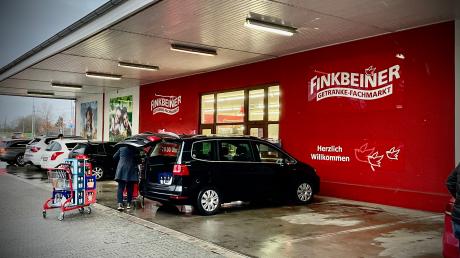 Der Finkbeiner-Getränkemarkt in Burlafingen ist im Januar 2022 überfallen worden. Lange galten die Täter als unbekannt. Nun kam einer vor Gericht.