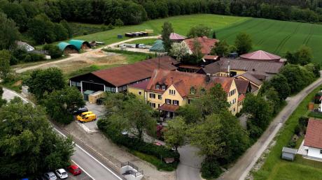 Die Tierklinik in Gessertshausen ist eine weitläufige Anlage. Doch der Bedarf ist noch größer. Allerdings sind die Erweiterungspläne durch eine Normenkontrollklage vorerst gestoppt worden.