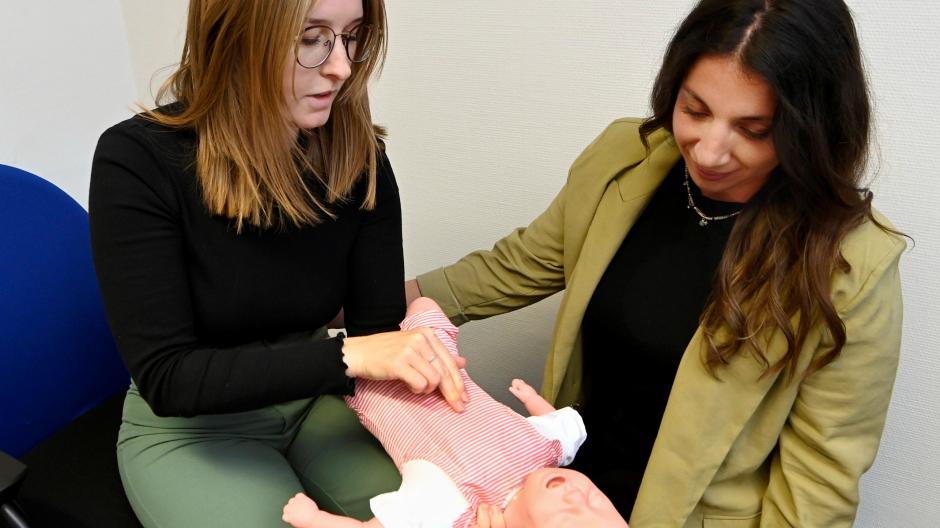  Laura Schönberger (links) und Melanie Khodabakhsh haben die "Gesunde Kinderwelt" gegründet. In speziellen Schulungen vermitteln die Gesundheits- und Krankenpflegerinnen Eltern, wie sie im Notfall richtig reagieren. Etwa wenn das Baby etwas verschluckt hat.      