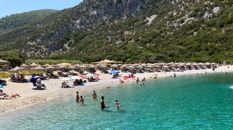 An griechischen Stränden mussten Urlauber oft tief in die Tasche greifen, um Liegestühle und Sonnenschirme zu mieten. Die Regierung hat nun die kommerzielle Nutzung der Strände begrenzt.