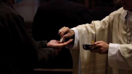 Priestermangel in Sicht: Bundesweit wurden im Jahr 2022 gerade einmal 33 Männer neu geweiht.
