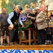 Mit dem traditionellen Bieranstich begann am Freitag das große Pfingstfest in Klosterlechfeld. 
