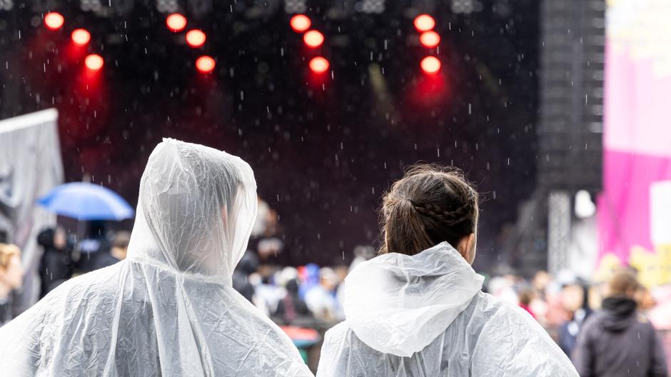 Bestes Festival-Outfit am ersten Modular-Tag: Regenponcho oder Regenjacke. 