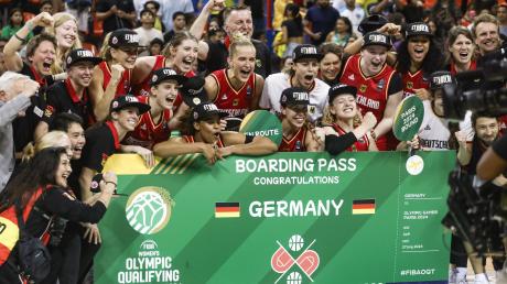 Die deutsche Basketball-Mannschaft der Frauen feiert den Sieg gegen Brasilien und die Qualifikation für die Olympischen Spiele 2024. 
