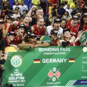 Die deutsche Basketball-Mannschaft der Frauen feiert den Sieg gegen Brasilien und die Qualifikation für die Olympischen Spiele 2024. 