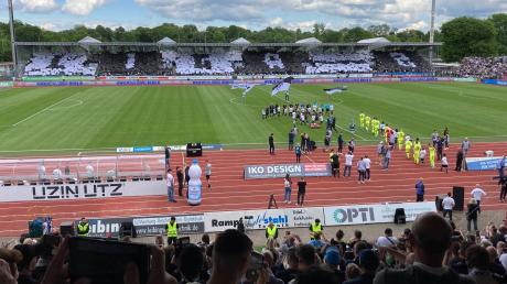 Die Gegengerade im Ulmer Donaustadion gibt mit ihrer Choreo die Richtung: Es geht in Liga 2.