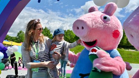 Anfassen erlaubt: Ein Kind macht Bekanntschaft mit der Wutz-Familie im neuen Peppa-Pig-Park.