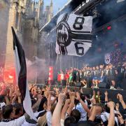 Kein Party-Ende in Sicht: Fans und Mannschaft des SSV Ulm feiern den Aufstieg.